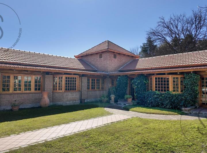Casa · 355m² · 6 Ambientes · 2 Cocheras