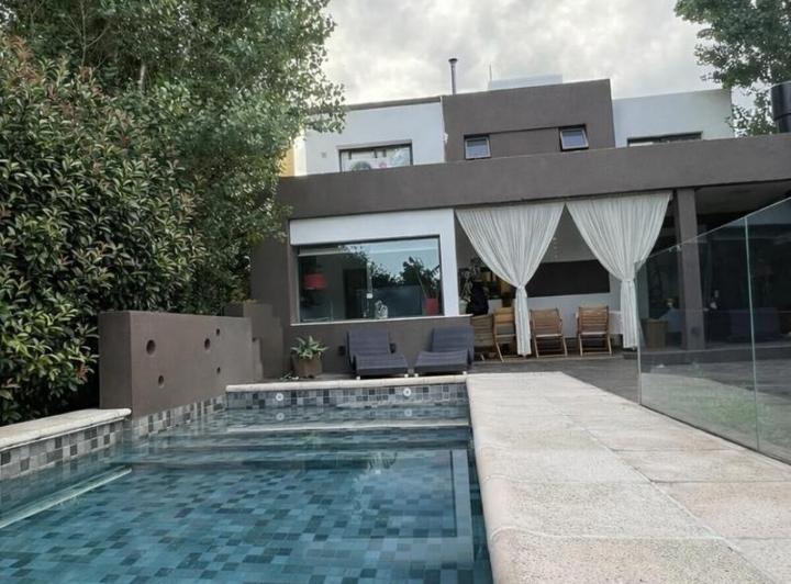 Casa · 220m² · 5 Ambientes · 2 Cocheras