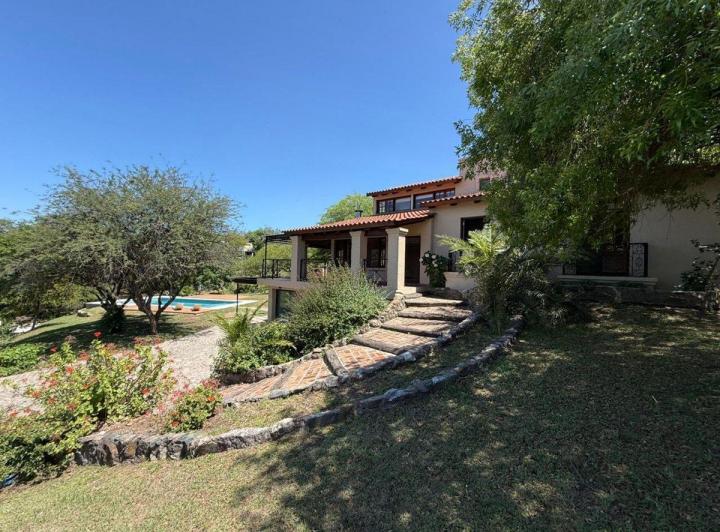 Casa · 300m² · 6 Ambientes · 1 Cochera