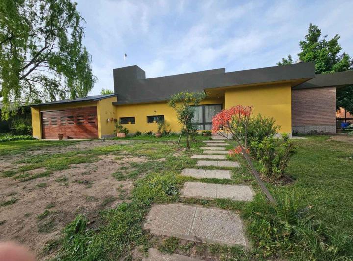 Casa · 225m² · 5 Ambientes · 3 Cocheras
