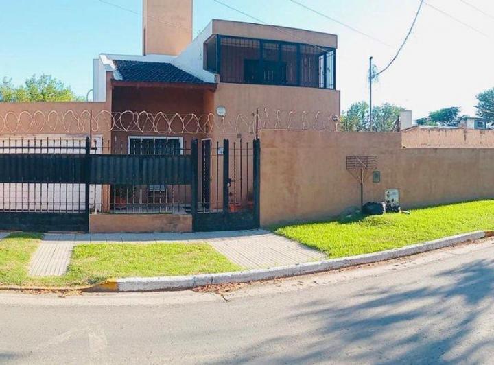 Casa · 230m² · 6 Ambientes · 2 Cocheras