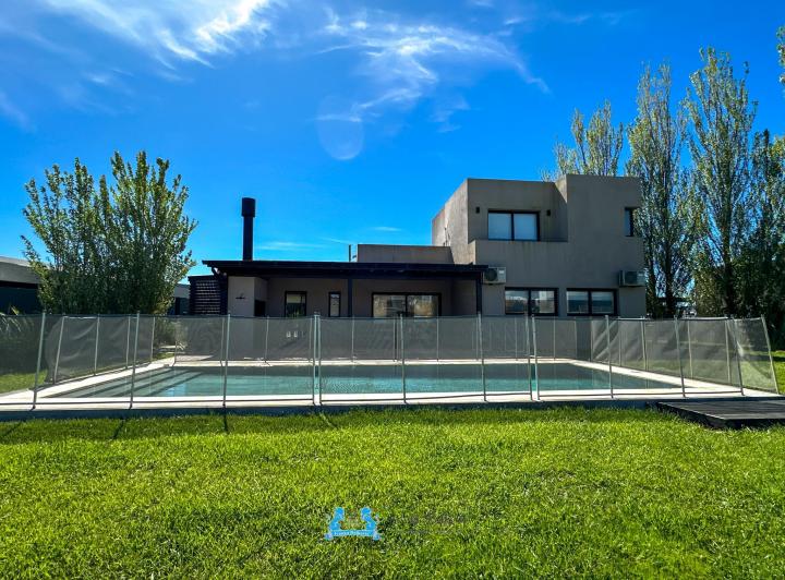 Casa · 200m² · 6 Ambientes · 1 Cochera