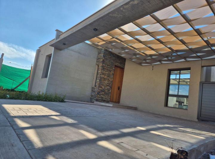 Casa · 180m² · 4 Ambientes · 3 Cocheras
