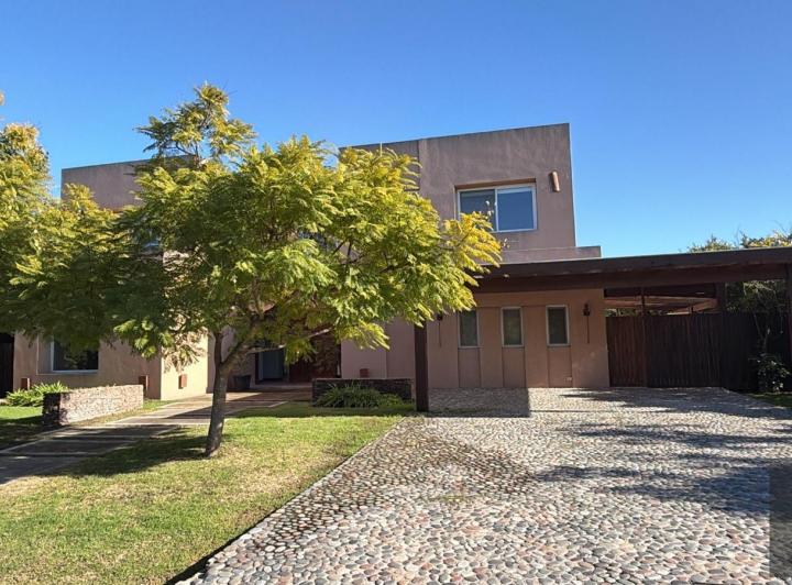 Casa · 350m² · 9 Ambientes · 3 Cocheras