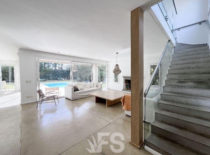 Casa · 200m² · 5 Ambientes · 2 Cocheras