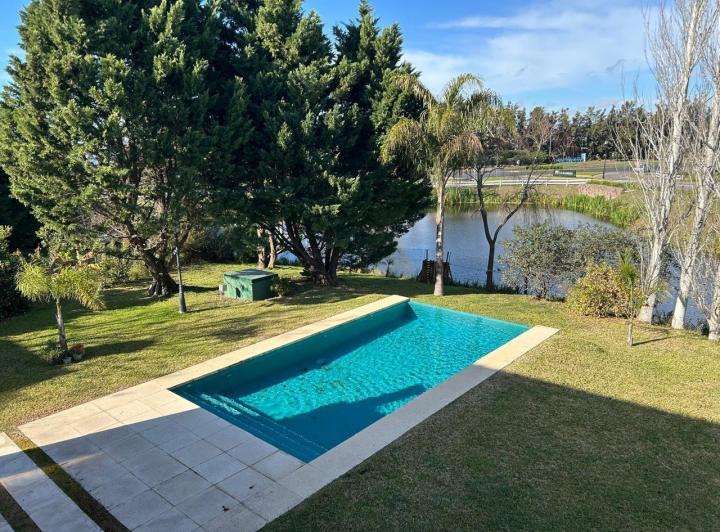 Casa · 312m² · 6 Ambientes · 2 Cocheras