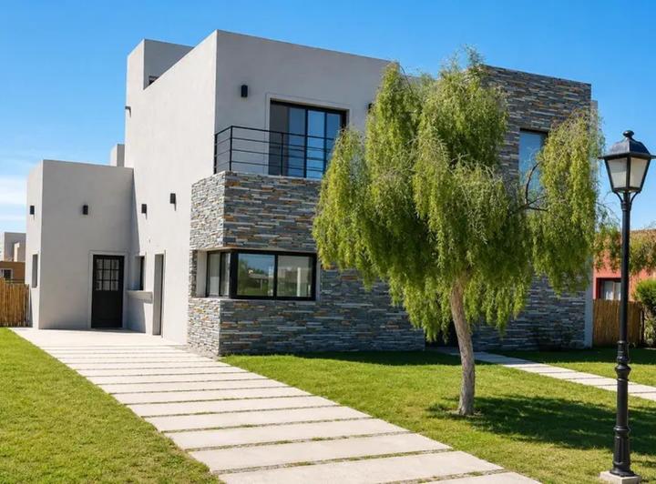 Casa · 200m² · 5 Ambientes · 2 Cocheras