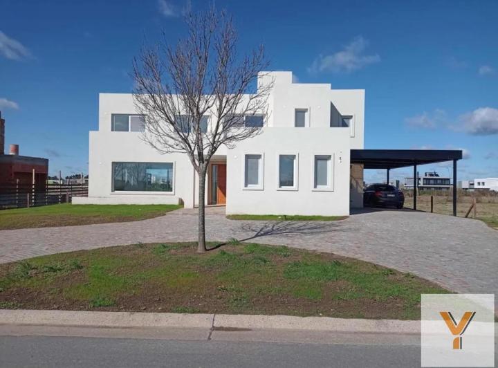 Casa · 270m² · 5 Ambientes · 1 Cochera