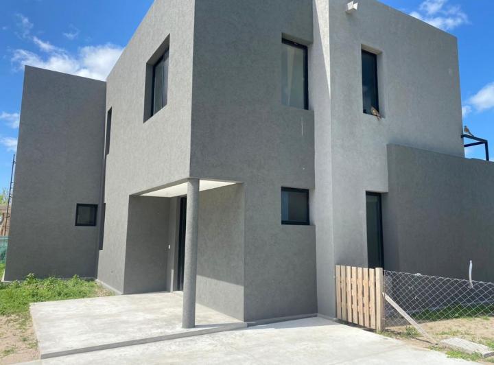 Casa · 240m² · 4 Ambientes · 1 Cochera