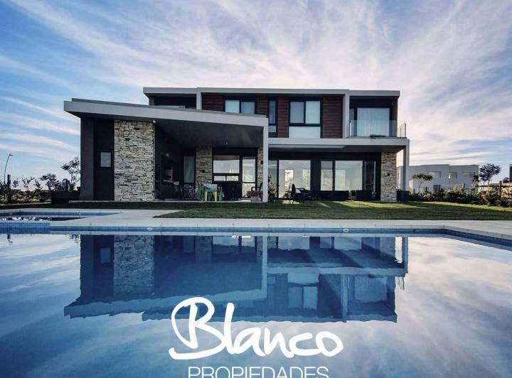 Casa · 250m² · 5 Ambientes · 2 Cocheras