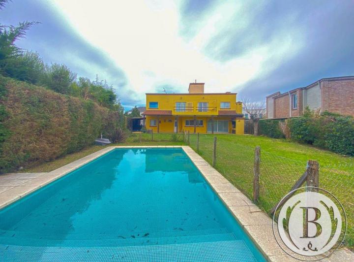 Casa · 259m² · 4 Ambientes · 2 Cocheras