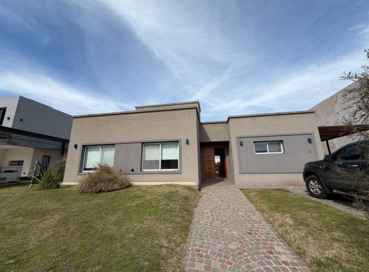 Casa · 145m² · 4 Ambientes · 1 Cochera