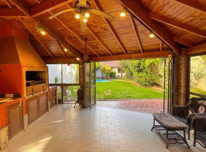 Casa · 330m² · 6 Ambientes · 2 Cocheras