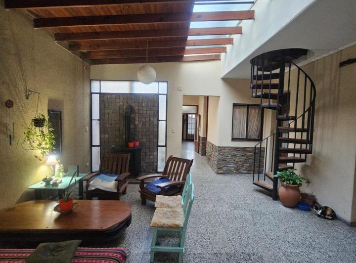 Casa · 260m² · 7 Ambientes · 1 Cochera