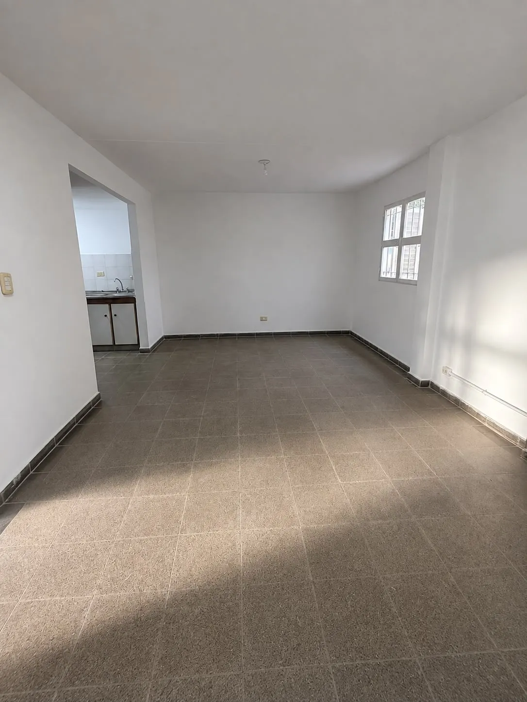 VENTA CASITA TRIPLEX DE 2 DORMITORIOS CON TERRAZA PROPIA Y REJAS DE SEGURIDAD - BARRIO LIBERTAD.