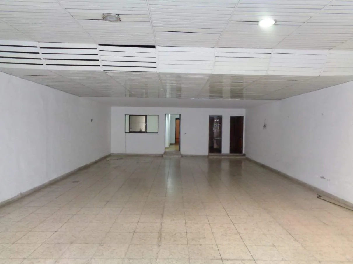Centro - Local Comercial Externo, Amplio y Luminoso con Vidriera, 3 Privados, De...