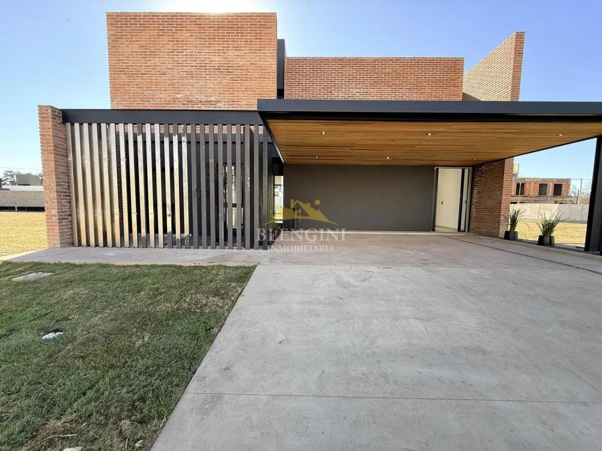 Casa en Venta en Distrito Sur | 3 Dormitorios, Gran patio fondo Norte y Cochera...