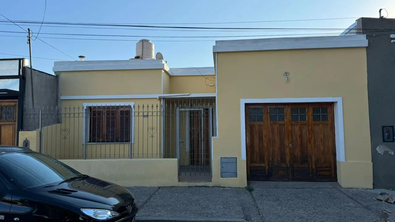 Alquilo Casa de 3 Dorm. con Cochera - Zona Norte.-