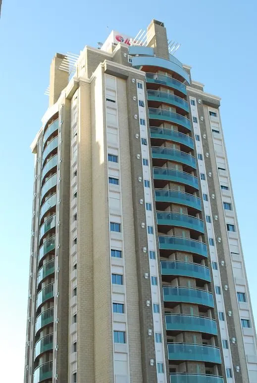 Exclusivo departamento con 2 balcones, piso alto, zona norte Alto Villasol
