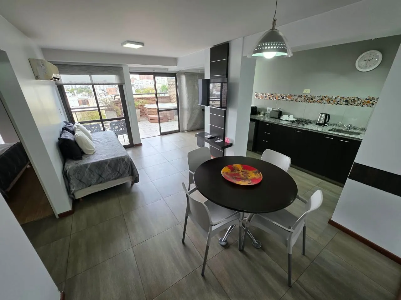 1 DORMITORIO AMOBLADO CON TERRAZA Y JACUZZI / POSIBILIDAD DE COHERA