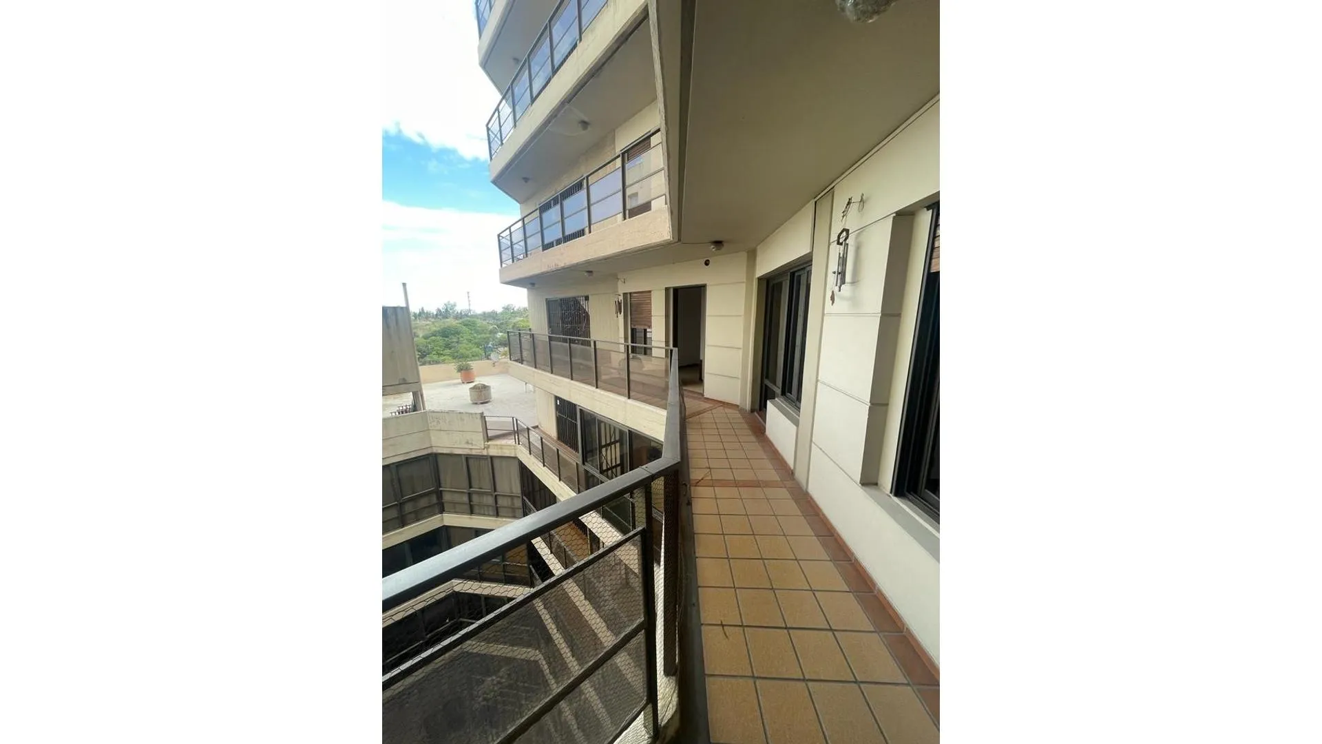 DEPTO EN VENTA  PISO COMPLETO + COCHERA  AV. POETA LUGONES