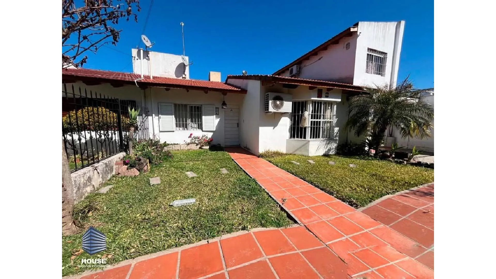 CASA + DEPARTAMENTO EN VENTA  POETA LUGONES APTA CREDITO