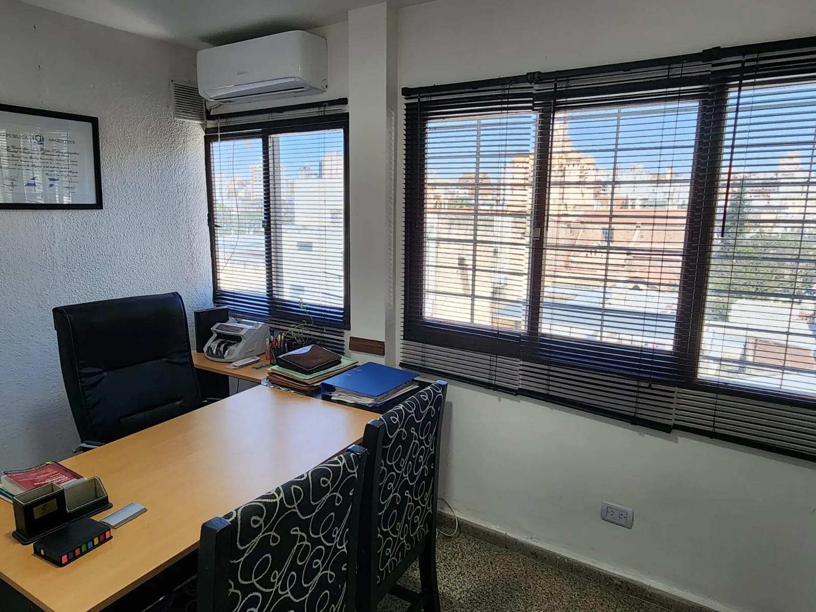 Iluminosa Oficina en Venta  Zona Centro contrafrente