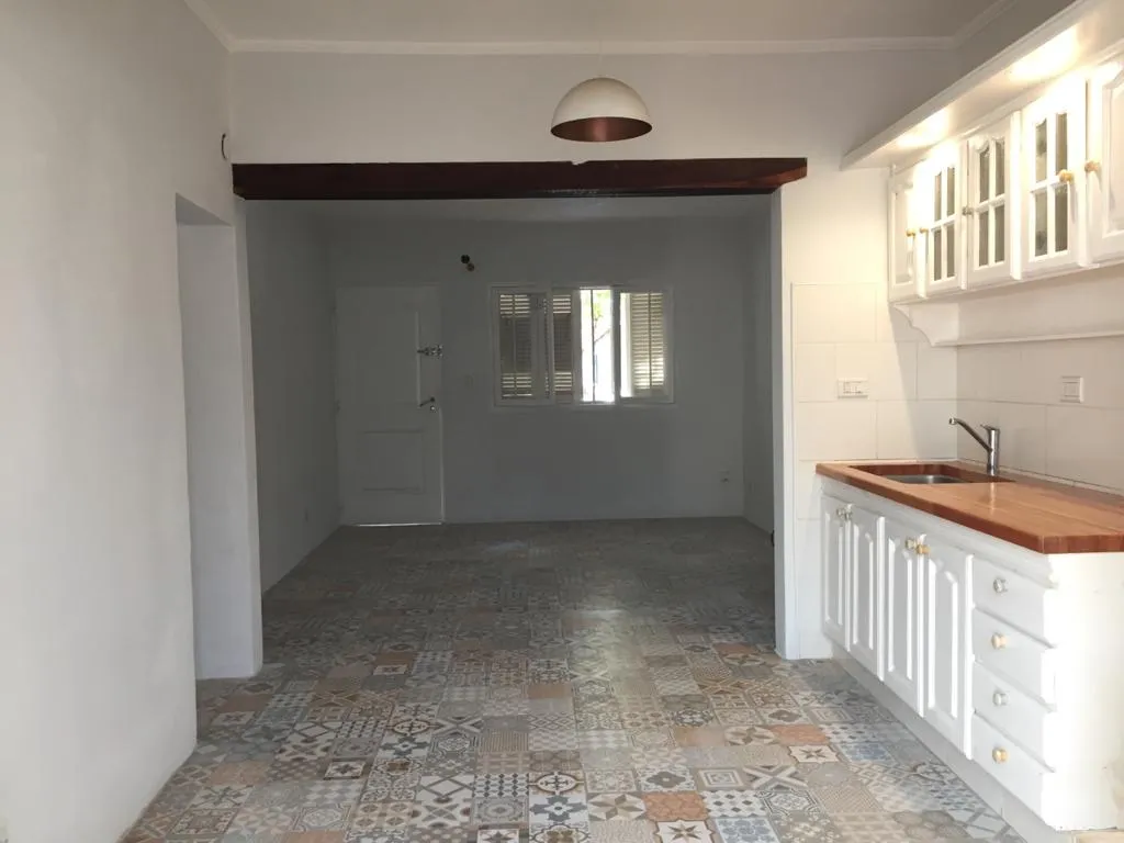 Alquiler casa en B° Empalme,  dos dormitorios, baño, estar comedor, cocina, patio y terraza.