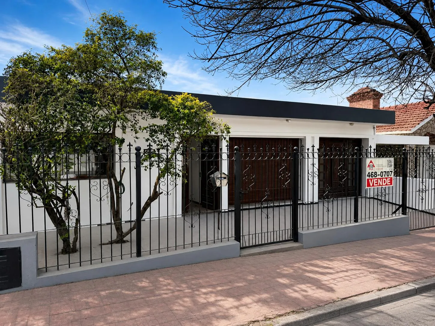 CASA TOTALMENTE REMODELADA DE 4 DORMITORIOS, GRAN PATIO Y COCHERA PARA 2 VEHICUL...