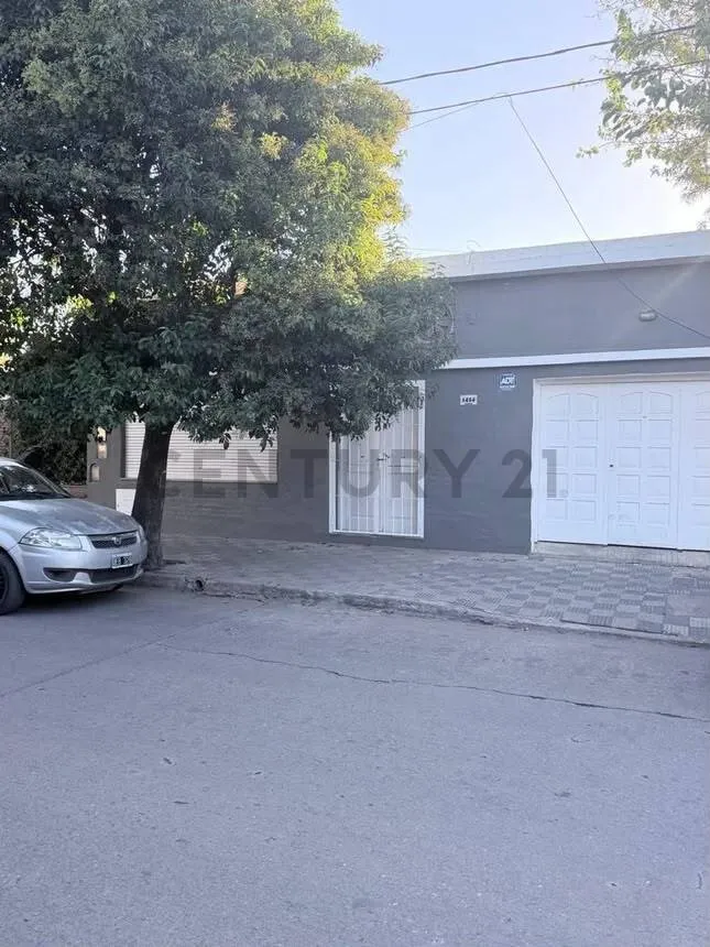 PROPIEDAD CON RENTA ASEGURADA: CASA + DEPTO INDEPENDIENTE – B° ALTAMIRA, ZONA SU...