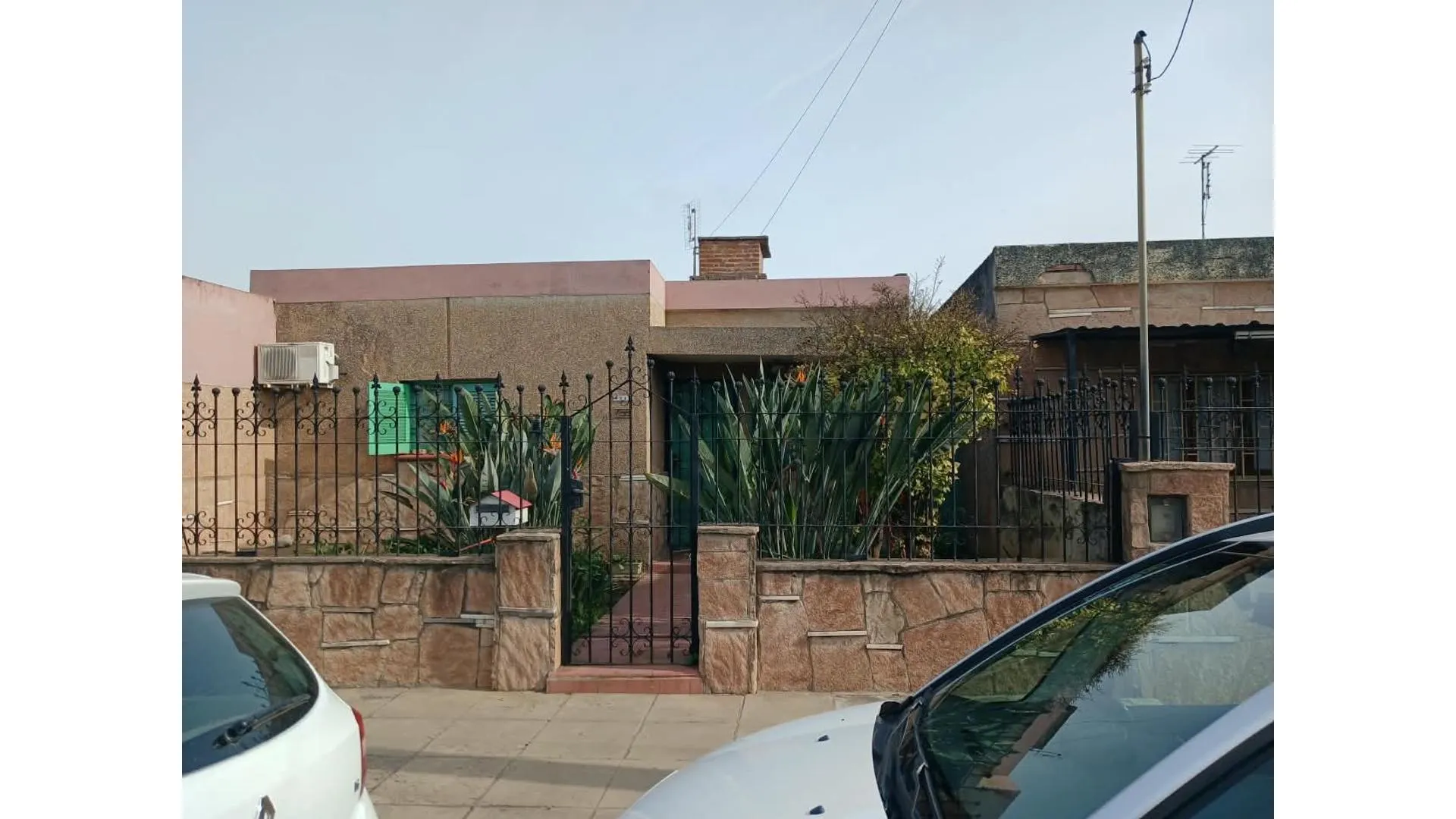 VENDO CASA DE 2 DORMITORIOS CON GRAN TERRENO