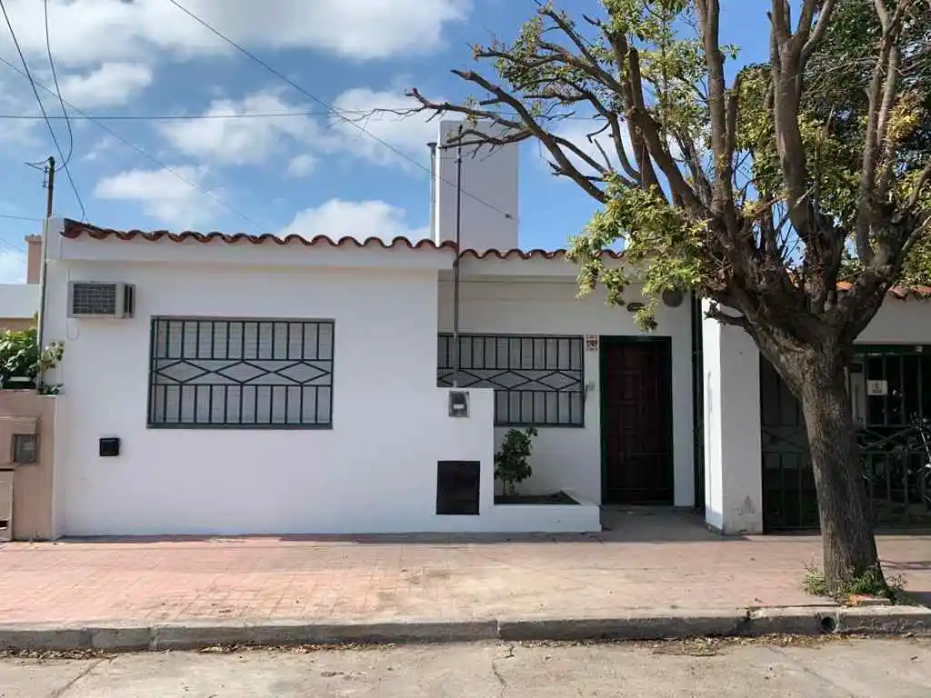 Se alquila departamento en planta baja con patio