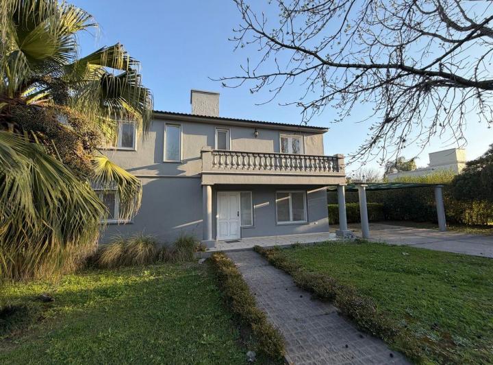 Casa · 220m² · 5 Ambientes · 1 Cochera