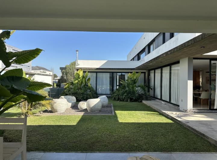 Casa · 450m² · 12 Ambientes · 4 Cocheras