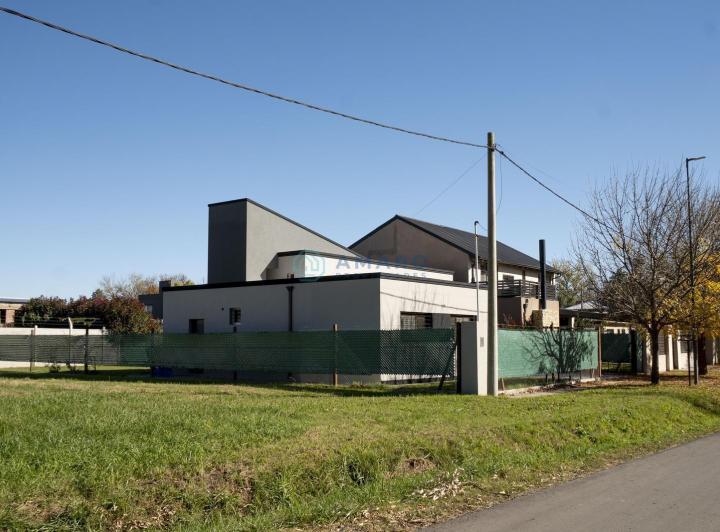 Casa · 100m² · 2 Ambientes · 2 Cocheras