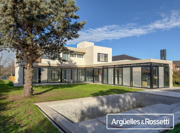 Casa · 367m² · 6 Ambientes · 2 Cocheras