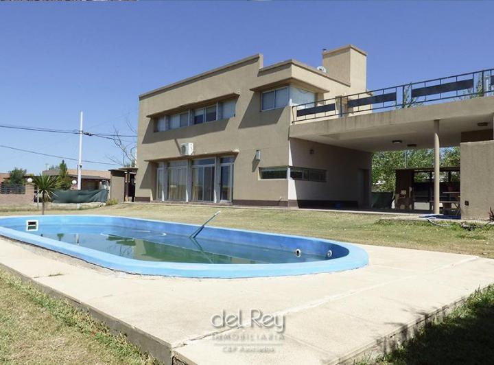 Casa · 720m² · 3 Dormitorios · 2 Cocheras
