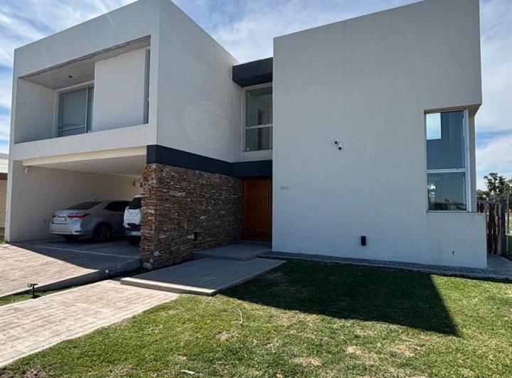 Casa · 235m² · 8 Ambientes · 2 Cocheras