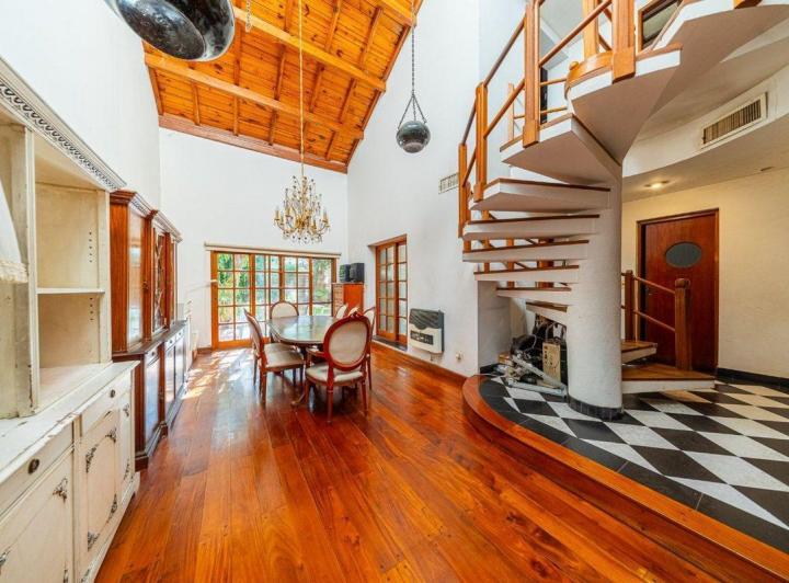Casa · 334m² · 7 Ambientes · 2 Cocheras