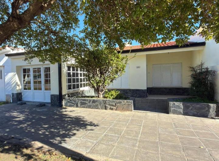 Casa · 158m² · 8 Ambientes · 1 Cochera