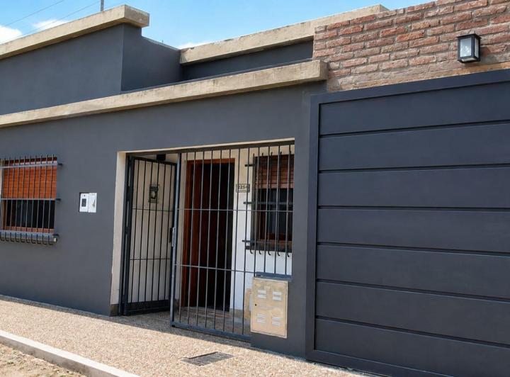 Casa · 75m² · 2 Ambientes · 8 Cocheras