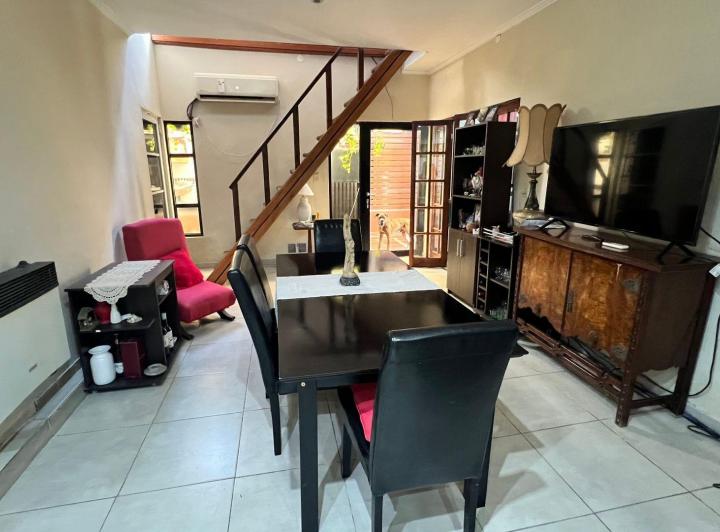 Casa · 240m² · 7 Ambientes · 6 Cocheras
