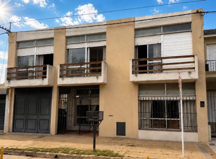 Casa · 237m² · 8 Ambientes · 1 Cochera