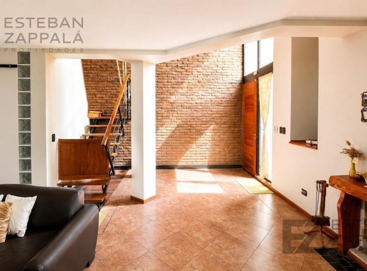Casa · 328m² · 5 Ambientes · 2 Cocheras