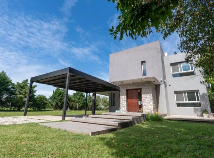 Casa · 290m² · 5 Ambientes · 3 Cocheras