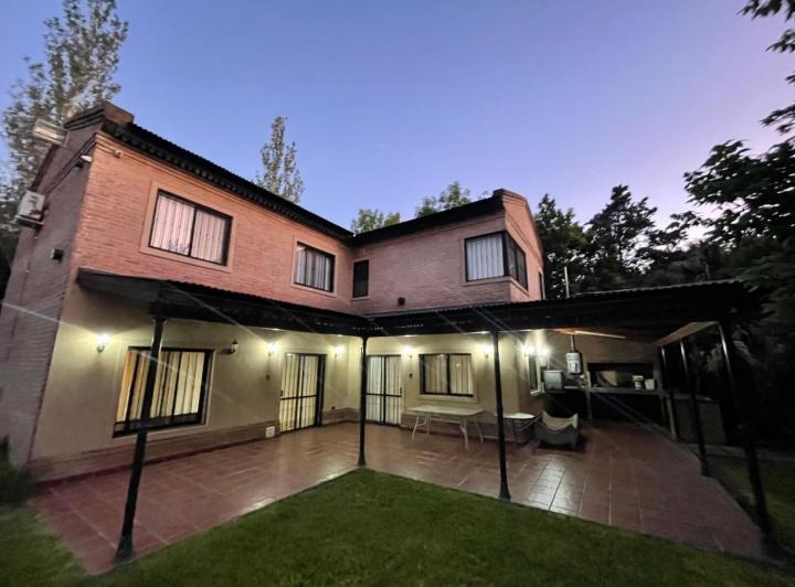 Casa · 250m² · 5 Ambientes