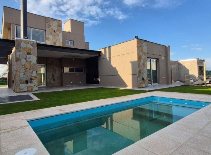 Casa · 240m² · 6 Ambientes · 2 Cocheras