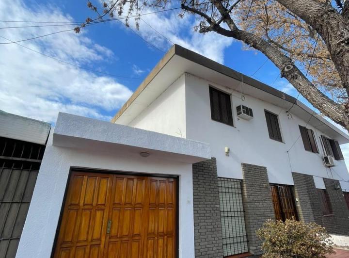 Casa · 209m² · 5 Dormitorios · 2 Cocheras
