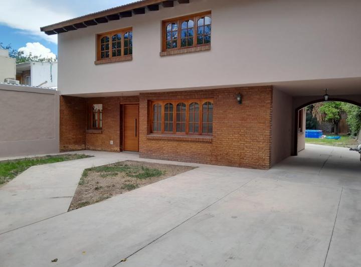 Casa · 236m² · 7 Ambientes · 2 Cocheras