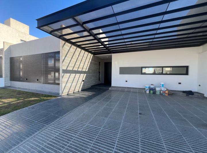 Casa · 200m² · 5 Ambientes · 2 Cocheras